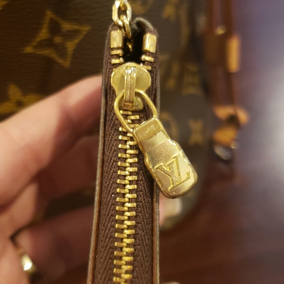 Louis Vuitton Monogram Key Pouch🤎 - Picture 6 of 6